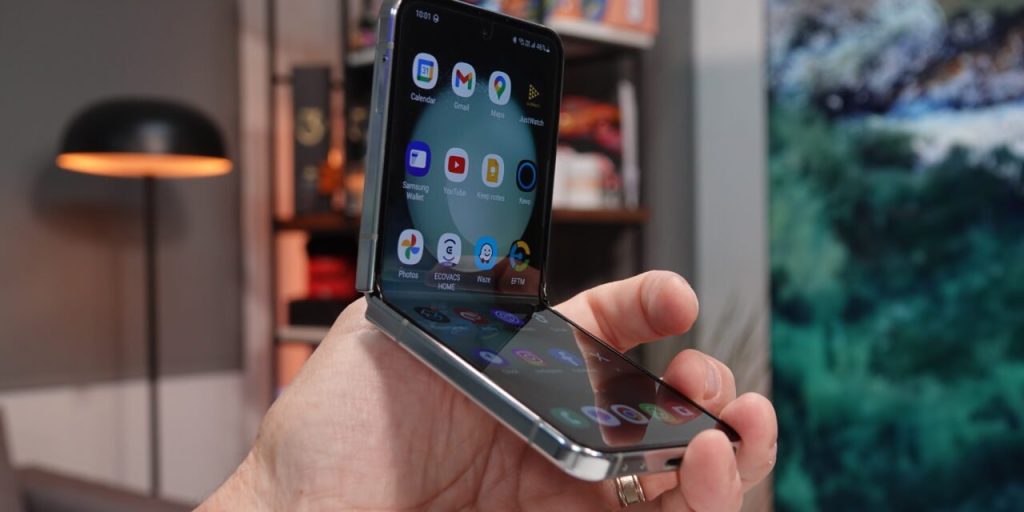 utilizing a galaxy z flip 5 for minimalist communication